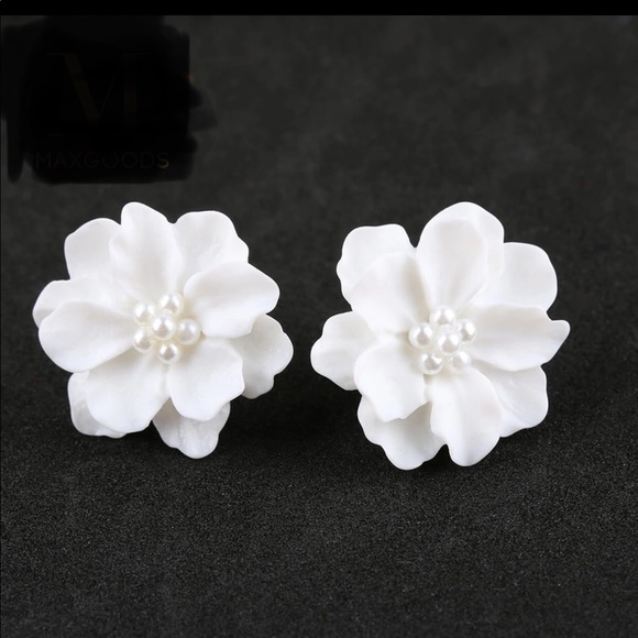 Jewelry - White flower earrings